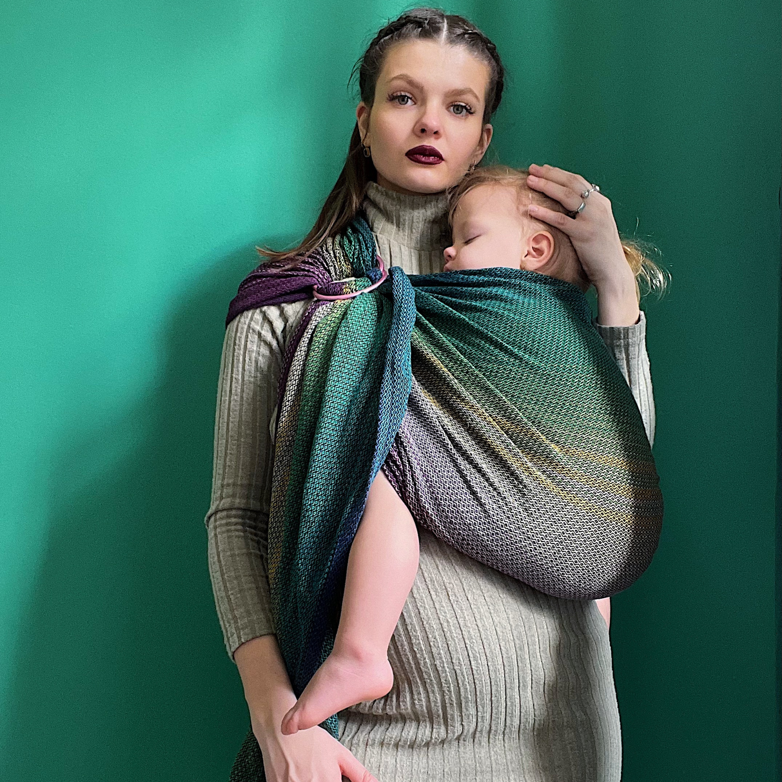 Ringsling Kokiri Cuervo double weft Tragebild mit Kleinkind