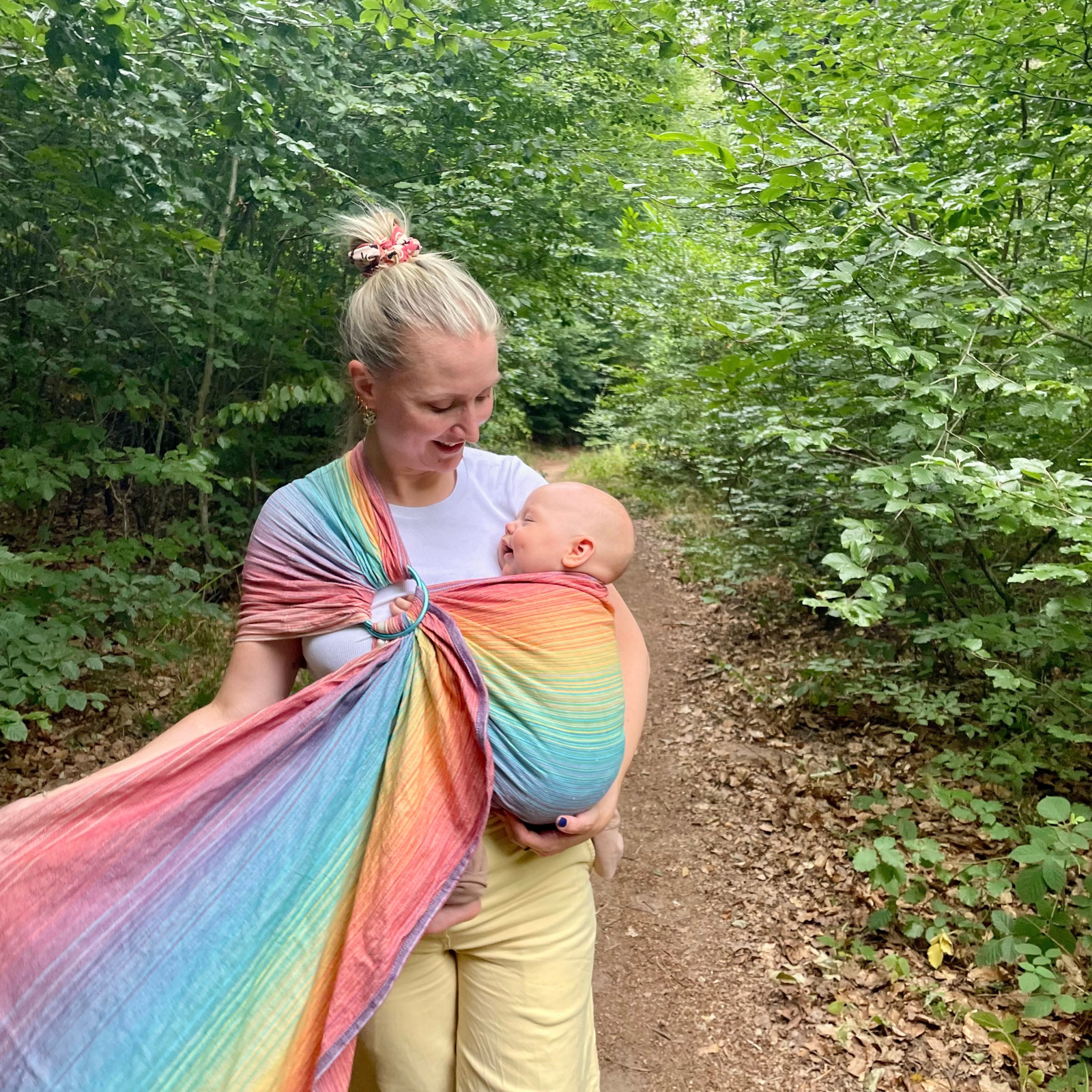 Ringsling Free Elf mit Baby im Wald
