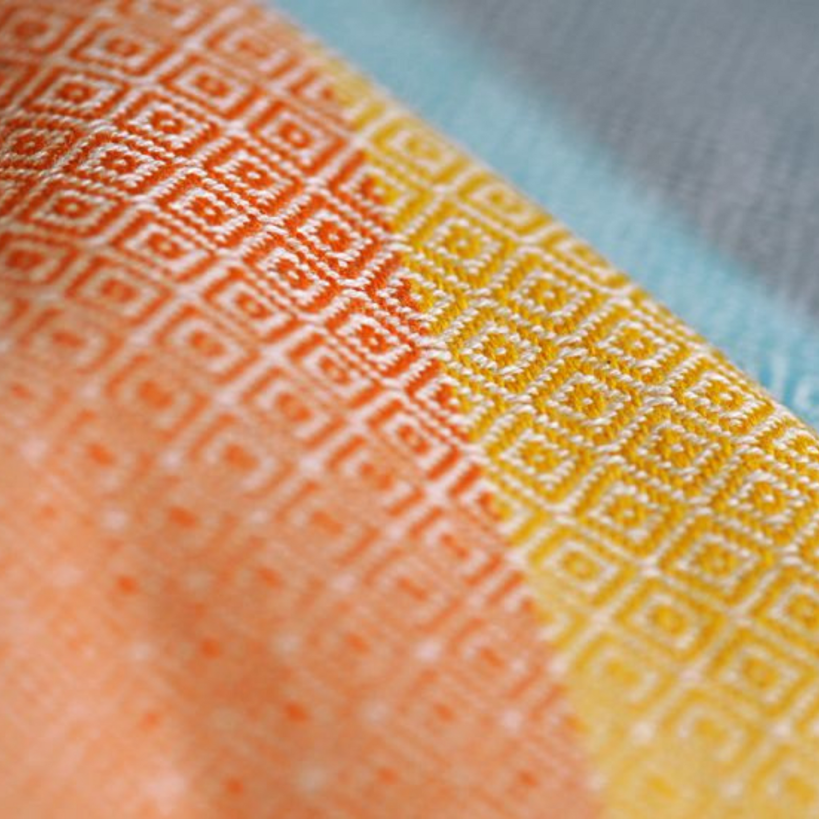 Ringsling Light Rainbow von Girasol mit silbernen Ringen auf farbenfrohem Stoff handgewebt 